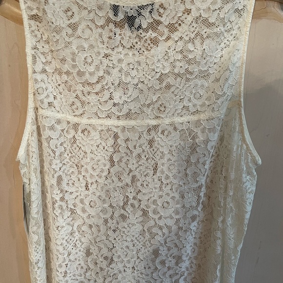 NWT size XL lace tunic. Side slits for movement and cream color. ๐ - Picture 4 of 5
